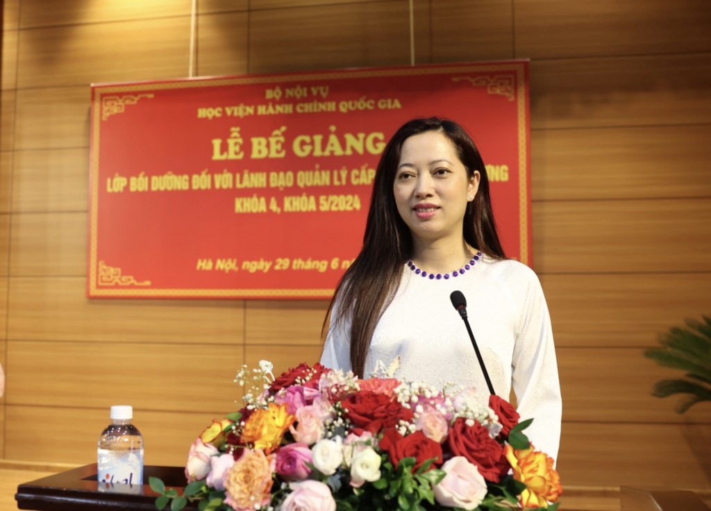 Ms. Ngo Thi Phuong Anh, Division of Management of Leadership and Management Posts Training, Refresher Training Management Department, at the ceremony.
