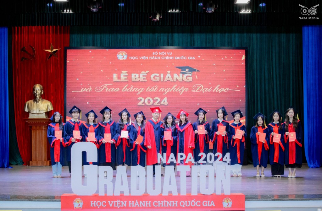 Dr. Lai Duc Vuong, NAPA Vice President, and Assoc. Prof. Dr. Hoang Mai, Dean, Faculty of Human Resource Management, awarding degrees to new graduates of the Faculty of Human Resource Management.