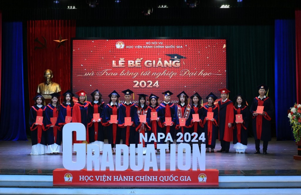 Dr. Lai Duc Vuong, NAPA Vice President, and Dr. Bui Thi Ngoc Hien, Deputy Dean of the Faculty of Administrative Sciences, awarding degrees to the new graduates in the State Management major.