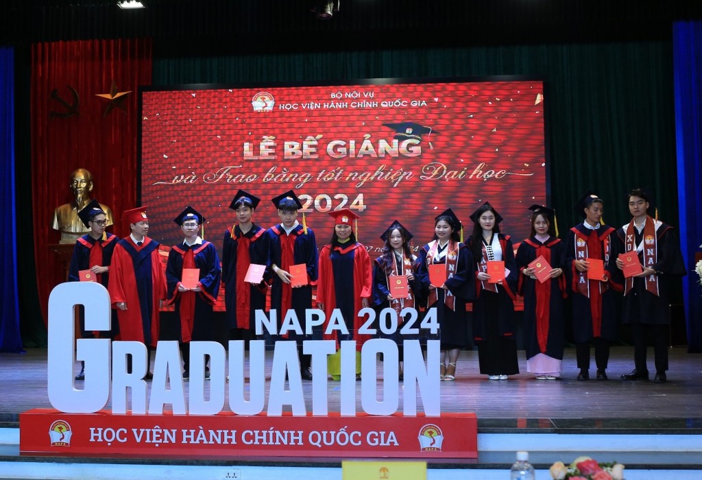 Dr. Lai Duc Vuong, NAPA Vice President, and Assoc. Prof. Dr. Nguyen Thi Thu Ha, Dean of the Faculty of Interdisciplinary Sciences, awarding degrees to new graduates in the Party and State Building major, Faculty of Interdisciplinary Sciences.