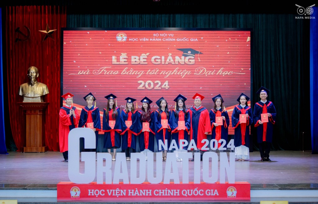 Assoc. Prof. Dr. Luong Thanh Cuong, NAPA Vice President, and Assoc. Prof. Dr. Dang Khac Anh, Dean of the Faculty of Social Management, awarding degrees to new graduates of the Faculty of Social Management.