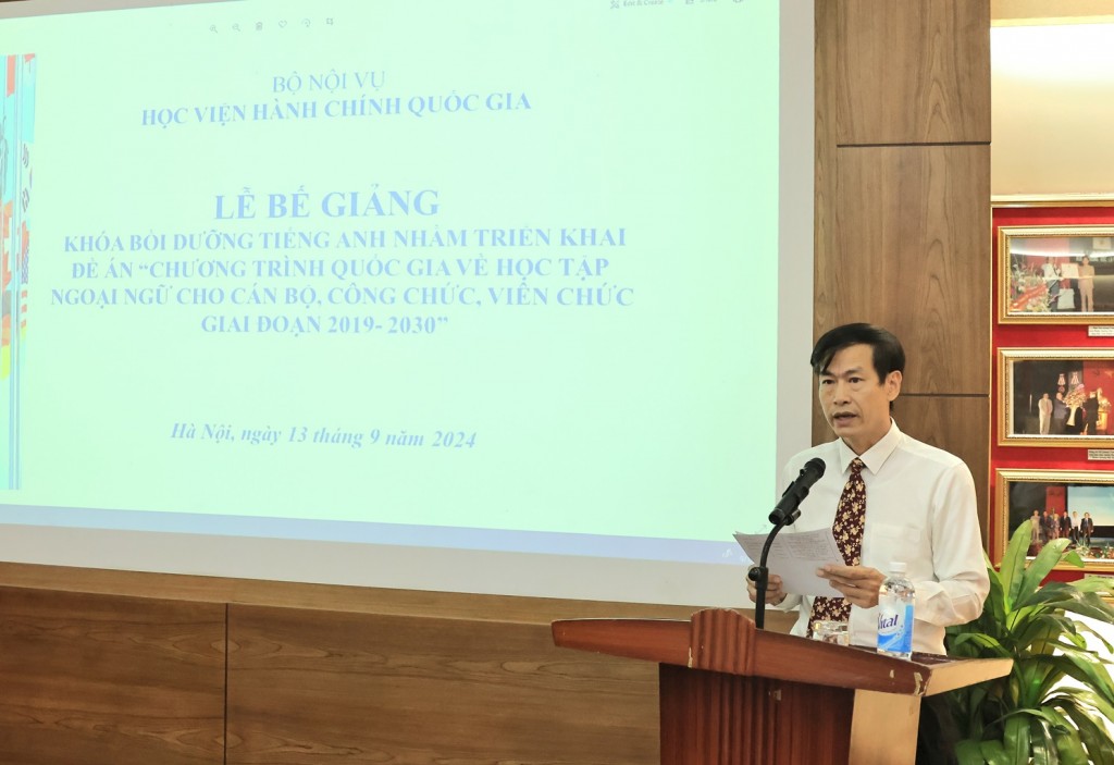 Dr. Tran Dai Hai, Deputy Director of the Department of International Cooperation, announced the decisions to issue certificates of course completion to the participants.