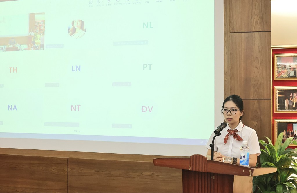 Participant Nguyen Thuy Linh speaking at the closing ceremony.