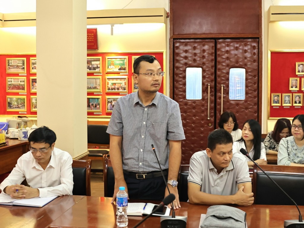 Trainee Nguyen Ngoc Tien, Head of the Domestic Current Affairs Department, Tien Phong Newspaper, representative of the trainees, at the ceremony.