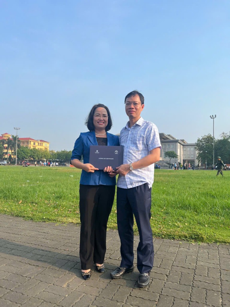 Certificate awarded (to be presented later) to Mr. Duong Tuan Kiet, Deputy Secretary of the District Party Committee, Chairman of the People's Committee of An Thi District, Hung Yen Province, as he had to leave early to oversee flood and storm prevention in An Thi District.