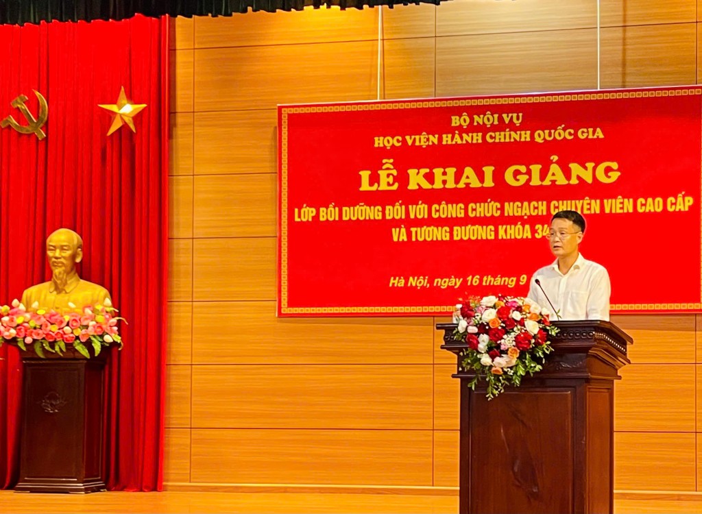 Trainee Le Thanh Cong, Chief of Office, Party Committee Office, Ministry of Agriculture and Rural Development – representative of trainees speaking at the opening ceremony.