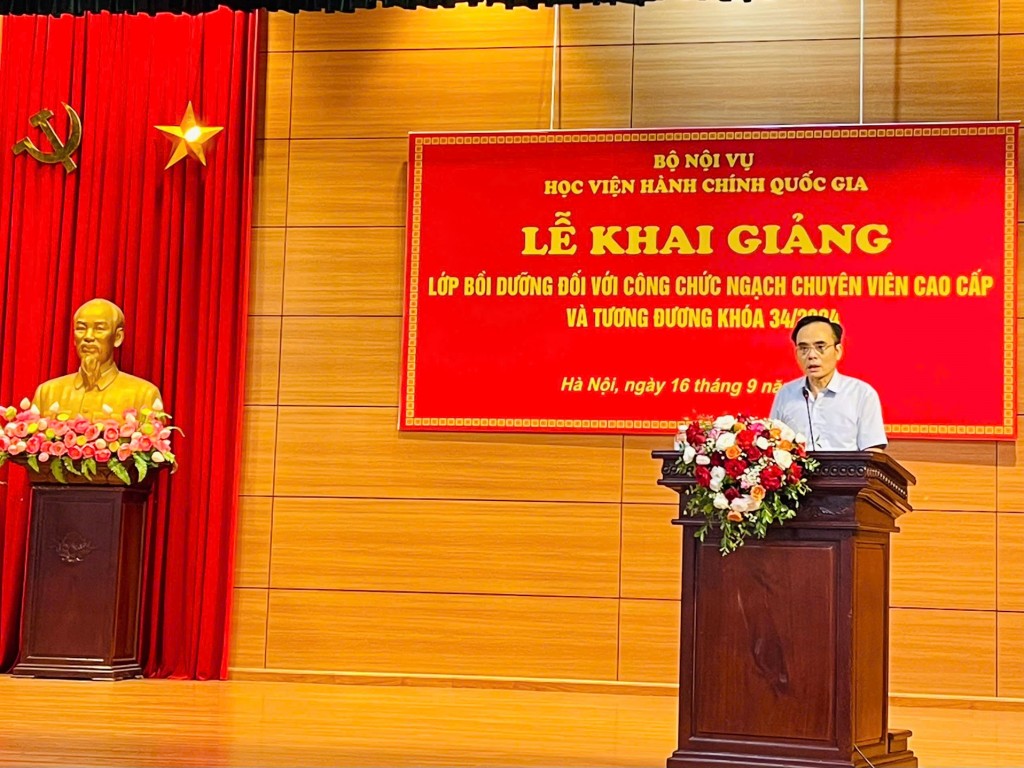 Mr. Tran Quang Trung, Head of the Division of Management of Civil Service Rank and Job-based Training, Department of Refresher Training Management, announcing the Decision of the NAPA President.