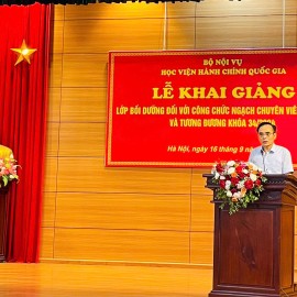 Mr. Tran Quang Trung, Head of the Division of Management of Civil Service Rank and Job-based Training, Department of Refresher Training Management, announcing the Decision of the NAPA President.