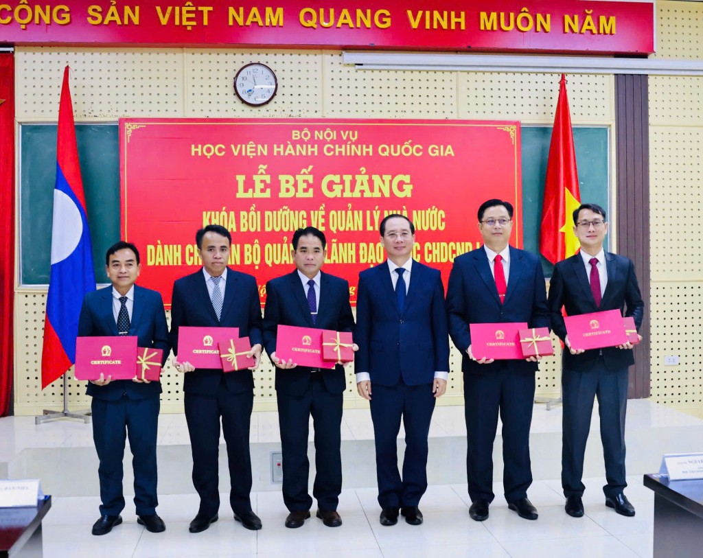 Assoc. Prof. Dr. Nguyen Ba Chien presenting certificates to the trainees.