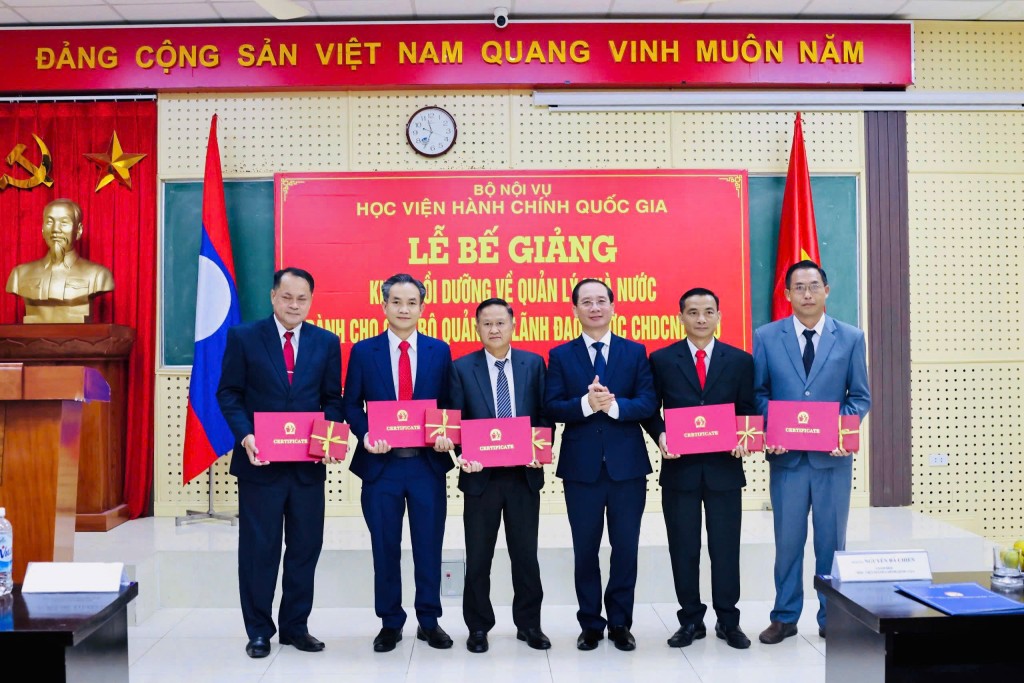 Assoc. Prof. Dr. Nguyen Ba Chien presenting certificates to the trainees.