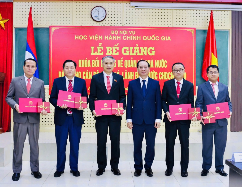 Assoc. Prof. Dr. Nguyen Ba Chien presenting certificates and commemorative gifts to the trainees.