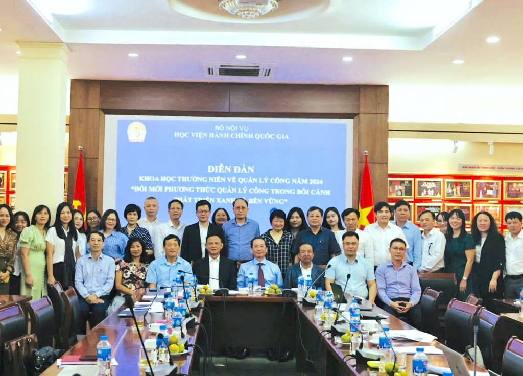 Participants of the forum in Ha Noi.