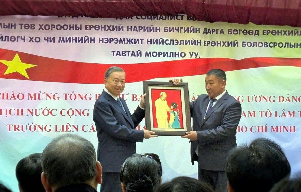 Party General Secretary and State President To Lam visit the Vietnamese Embassy in Mongolia and the Inter-Level School No.14 named after President Ho Chi Minh in the Mongolian capital city of Ulaanbaatar.