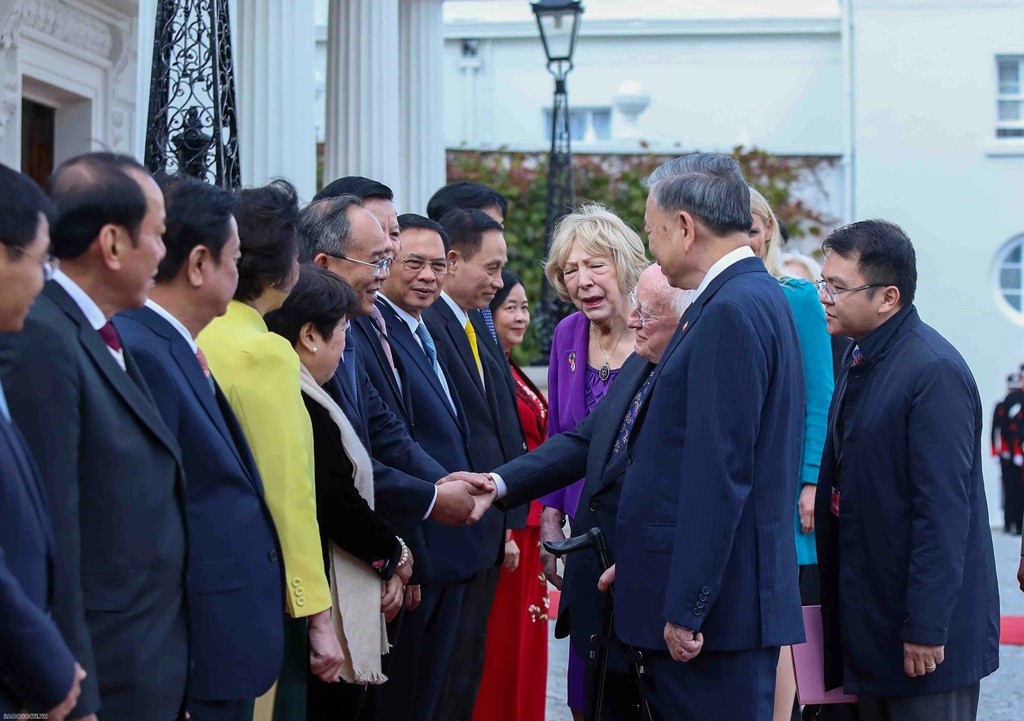 Party General Secretary and State President To Lam introduces members of the high-ranking Vietnamese delegation to Irish President Michael D. Higgins and his spouse.