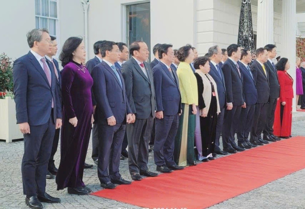 Party General Secretary and State President To Lam introduces members of the high-ranking Vietnamese delegation to Irish President Michael D. Higgins and his spouse.