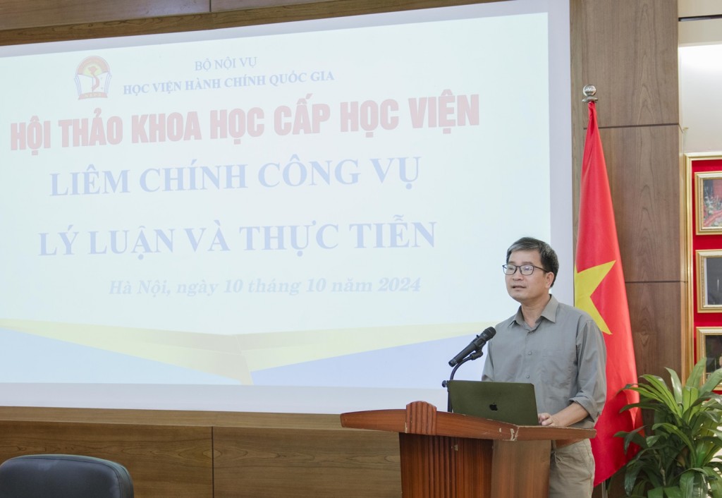 Prof. Dr. Vu Cong Giao from the University of Law, Viet Nam National University, Ha Noi, presenting at the workshop.