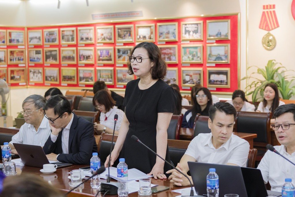 Dr. Hoang Thi Ngan, former Director General of the Department of State Administrative Organization and Public Affairs, Government Office, presenting at the workshop.