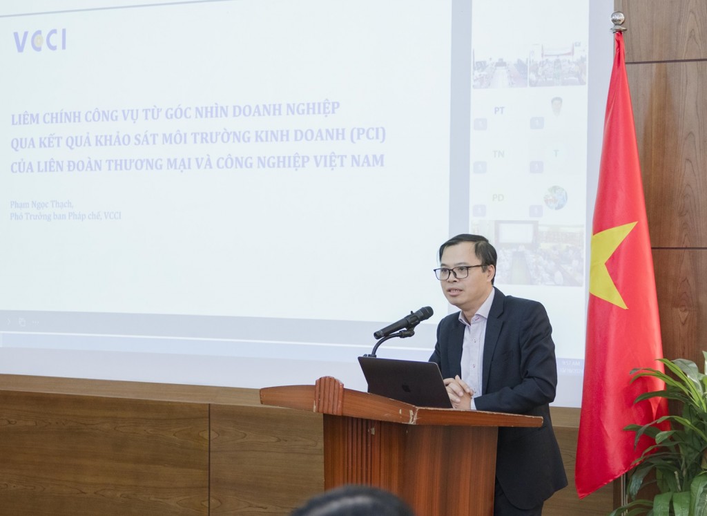 Mr. Pham Ngoc Thach, Deputy Director of the Department of Legal Affairs, Viet Nam Chamber of Commerce and Industry (VCCI), presenting at the workshop.