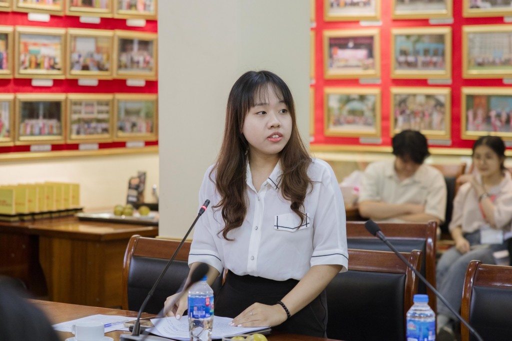 Miss Le Nguyen Phuong Thuy, a student majoring in Law at NAPA, speaking at the workshop.