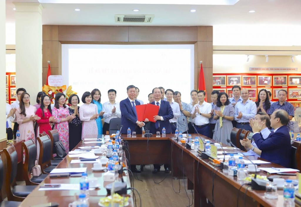 The signing ceremony of the memorandum of understanding between the National Political Publishing House and NAPA was successfully held.