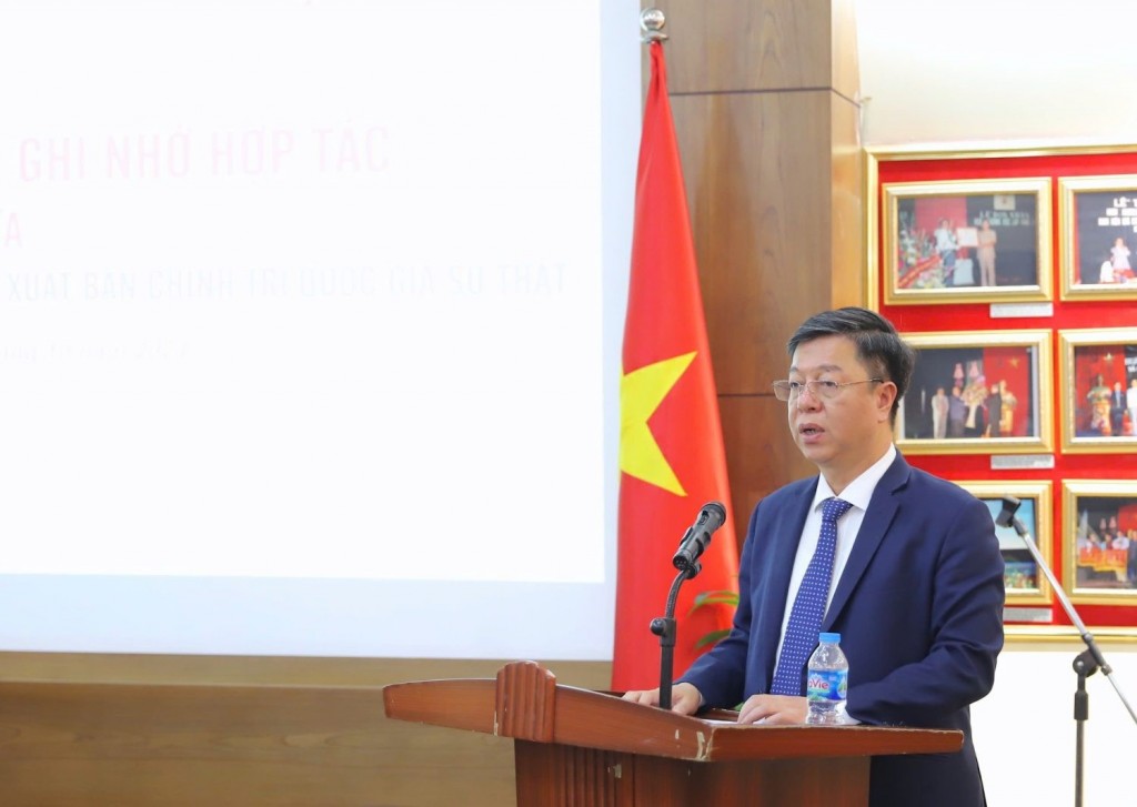 Assoc. Prof. Dr. Vu Trong Lam, Director and Editor-in-Chief of the National Political Publishing House, at the signing ceremony.