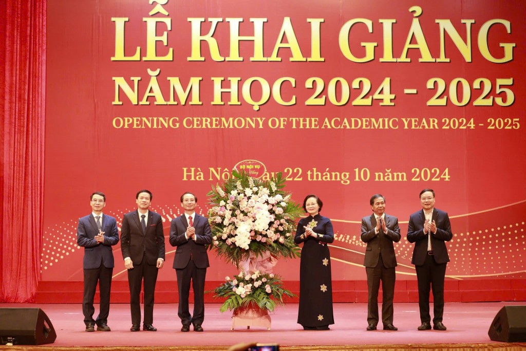 Minister of Home Affairs Pham Thi Thanh Tra and Vice Ministers Trieu Van Cuong and Truong Hai Long presenting flowers to congratulate NAPA.. 