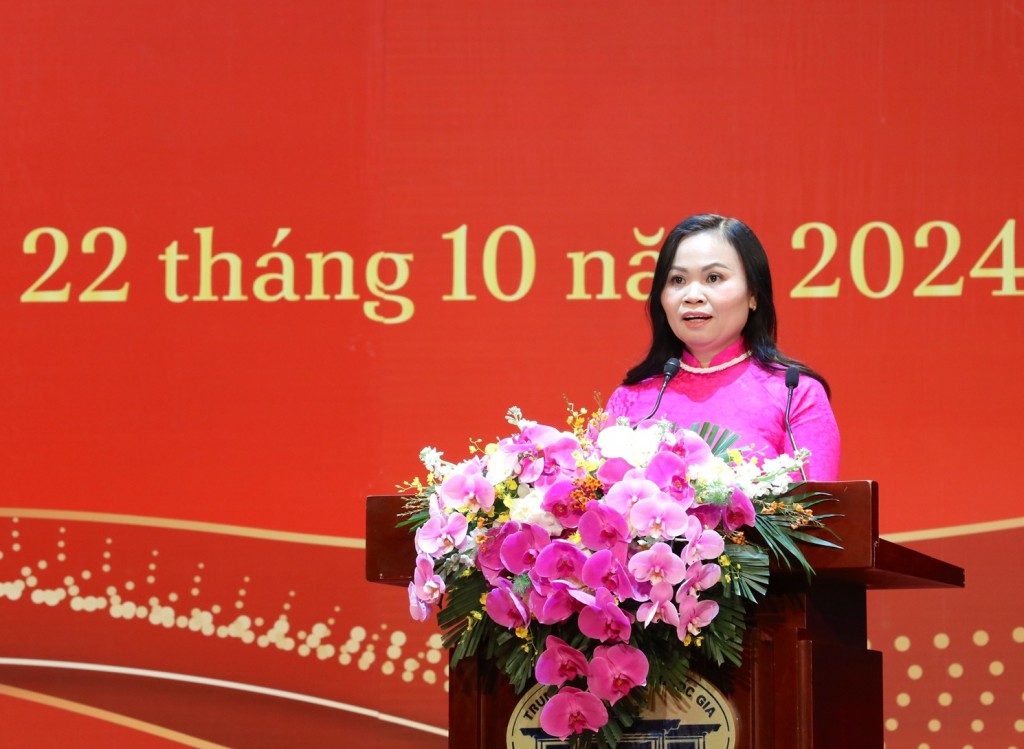 Assoc. Prof. Dr. Nguyen Thi Thu Ha, Dean of the Faculty of Interdisciplinary Sciences, delivering a speech at the opening ceremony.