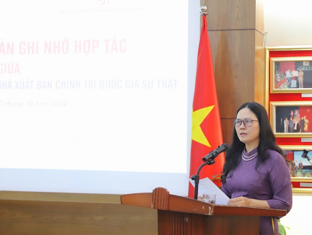 Dr. Le Anh Xuan, Deputy Director of the Center of Technology and Library, reporting on the draft cooperation agreement.