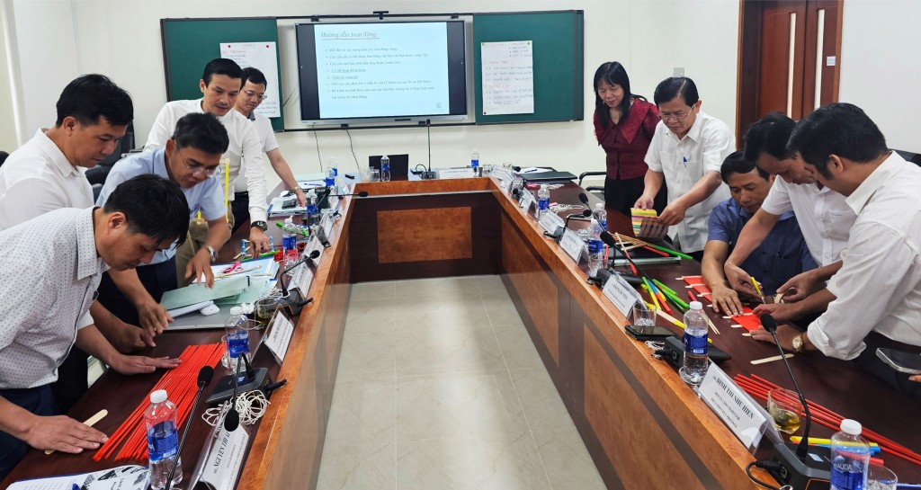 Participants engaged in a change management activity to understand leaders' roles in planning, driving, and communicating organisational change.