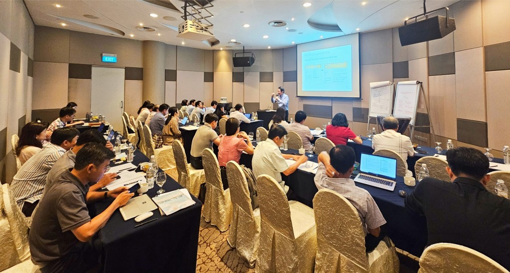 Mr. Derek Tan, CIG expert, facilitated a discussion on Human Resource Management in the public sectors of both Vietnam and Singapore, focusing on challenges, and comparing key differences and approaches.