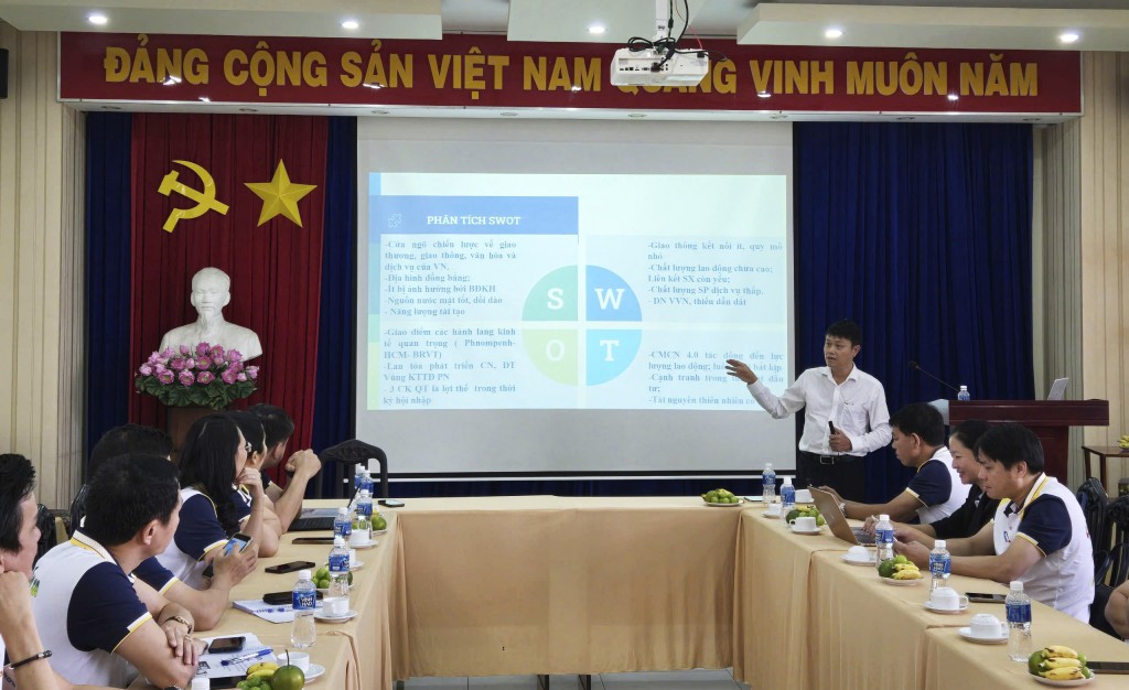 Participants visiting the Ministry of Planning and Investment in Tay Ninh to discuss tourism development, economic zone development, and pollution management as part of their capstone project.