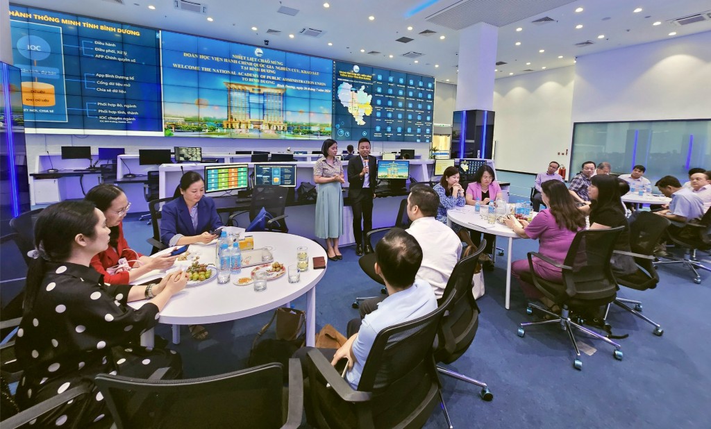 Participants visited the Intelligent Operations Center (IOC) in Binh Duong and experienced firsthand how advanced AI and automated systems streamline traffic management, boost public security, and support environmental monitoring.