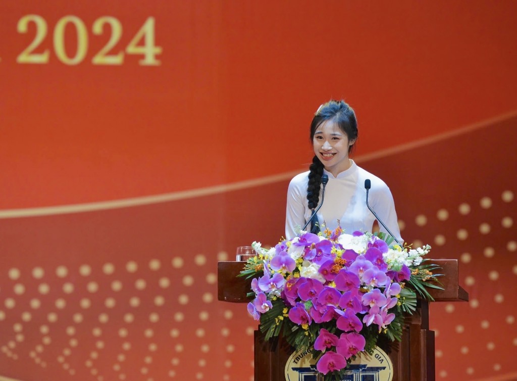 Student Luong Ngoc Diep from Class 24B, Major Party Building and State Government, representing NAPA students and learners to deliver a speech at the opening ceremony.