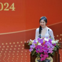 Student Luong Ngoc Diep from Class 24B, Major Party Building and State Government, representing NAPA students and learners to deliver a speech at the opening ceremony.