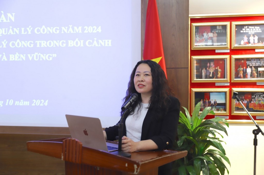 Assoc. Prof. Dr. Tran Thi Dieu Oanh, Dean of the Faculty of State and Law, at the forum.