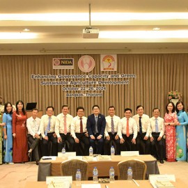 Course participants and instructors at the opening ceremony.