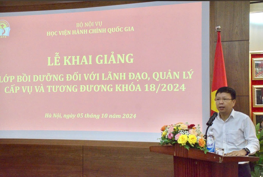 Trainee Vu Quang Tao, Deputy Secretary of the Party Committee and Member of the Board of Directors of the Viet Nam Cable Television Corporation, delivering a speech on behalf of the course trainees.