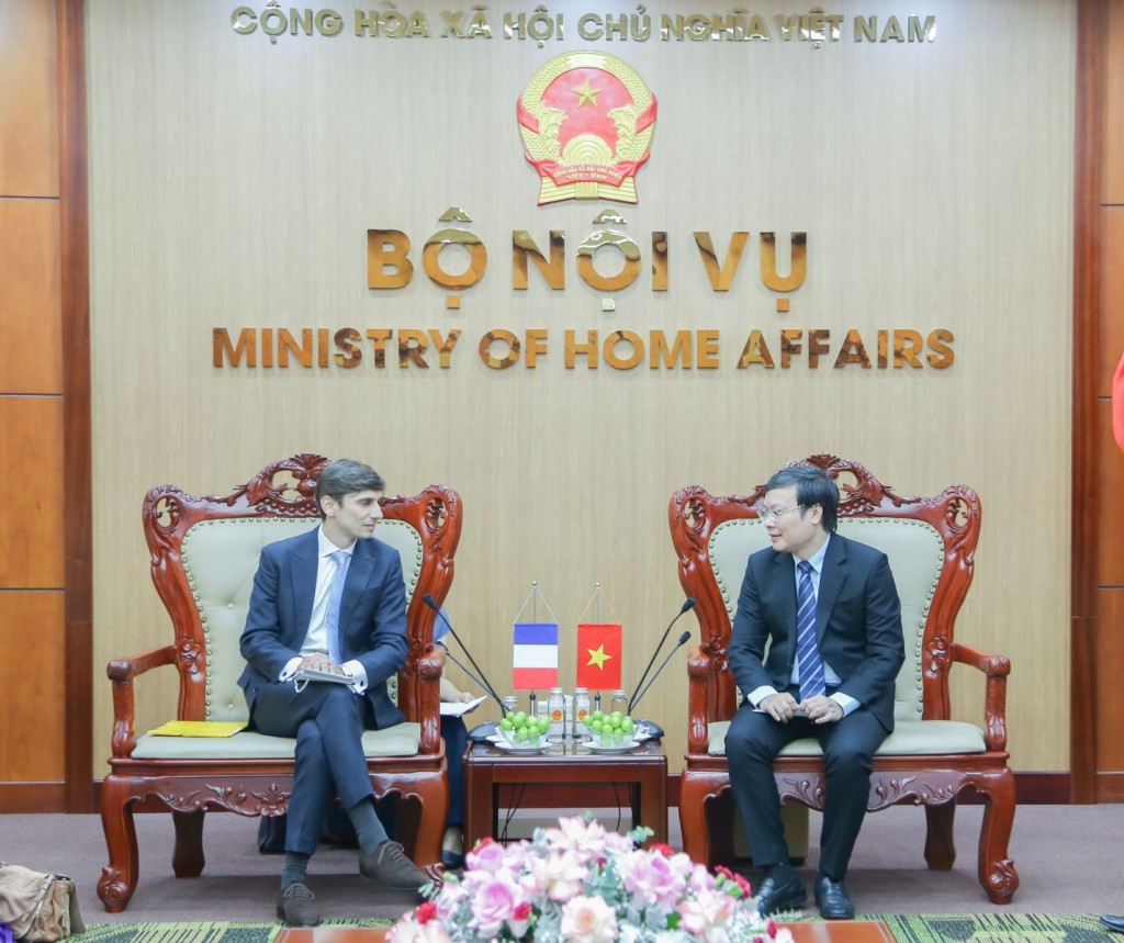 Vice Minister of Home Affairs Truong Hai Long (R) and Mr. Romain Busuttil, Deputy Counselor for Cooperation and Cultural Affairs at the French Embassy in Ha Noi.