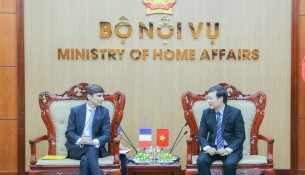 Vice Minister of Home Affairs Truong Hai Long (R) and Mr. Romain Busuttil, Deputy Counselor for Cooperation and Cultural Affairs at the French Embassy in Ha Noi.