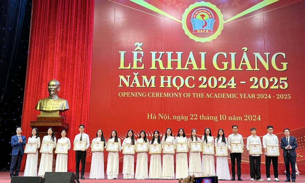 Assoc. Prof. Dr. Luong Thanh Cuong and Dr. Lai Duc Vuong awarding certificates of merit to students recognized for outstanding academic performance in the 2023-2024 academic year.