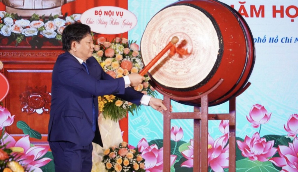 Dr. Truong Cong Hoa, Acting Director of NAPA HCMC, beating the drum to officially commence the 2024–2025 academic year.