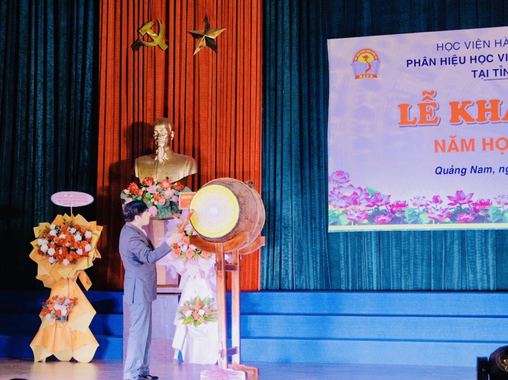 Assoc. Prof. Dr. Nguyen Hoang Hien beating the drum to officially commence the 2024–2025 academic year.