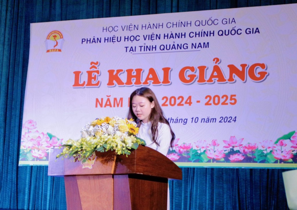 New student Nguyen Thi Linh Dan delivering a speech on behalf of the students at the new academic year's opening ceremony.