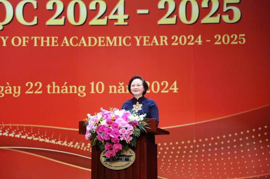 Minister of Home Affairs Pham Thi Thanh Tra delivering her remarks to celebrate the new academic year 2024-2025 at the National Academy of Public Administration.