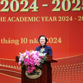 Minister of Home Affairs Pham Thi Thanh Tra delivering her remarks to celebrate the new academic year 2024-2025 at the National Academy of Public Administration.