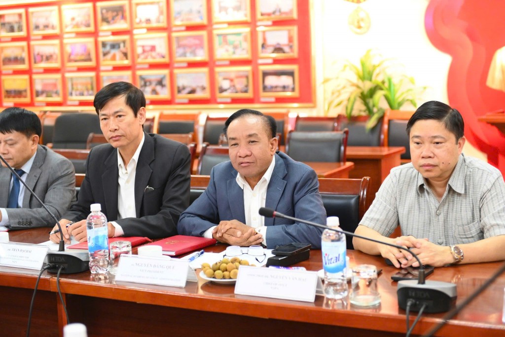 Dr. Nguyen Dang Que, NAPA Vice President, at the meeting.