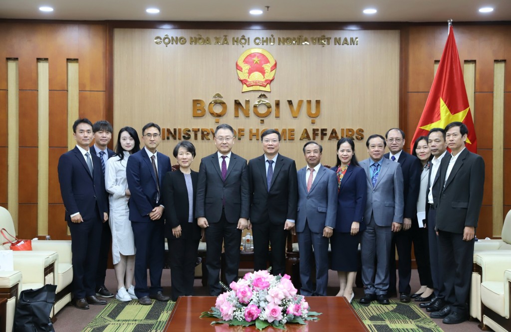 A group photo of Vice Minister Truong Hai Long and the NHI delegation.