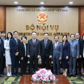 A group photo of Vice Minister Truong Hai Long and the NHI delegation.