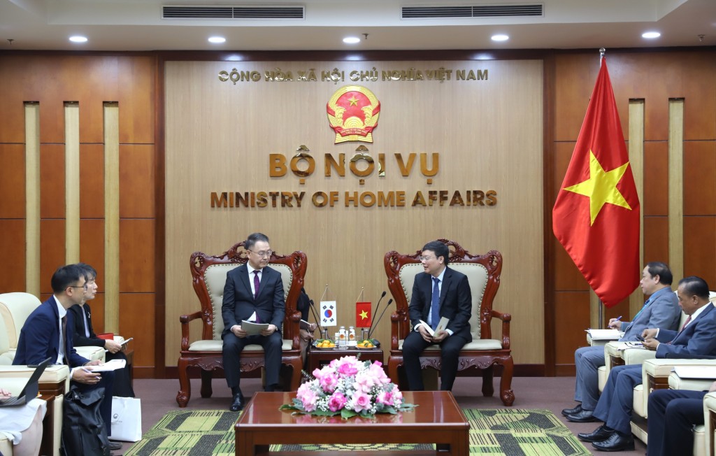 Vice Minister Truong Hai Long having a meeting with Mr. Kim Chae Hwan, NHI President, Republic of Korea.