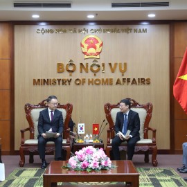 Vice Minister Truong Hai Long having a meeting with Mr. Kim Chae Hwan, NHI President, Republic of Korea.